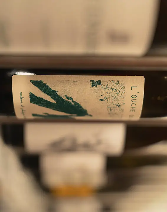 Bouteilles de vin en accord avec les huîtres de Saint-Vaast, cave du restaurant L'Ître