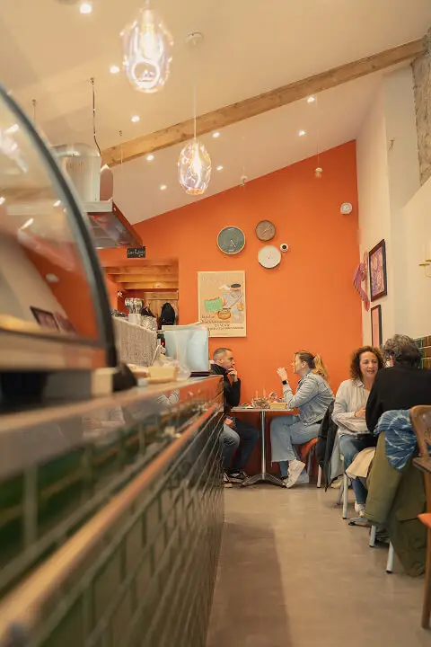 Salle du restaurant L'Ître à Saint-Vaast-la-Hougue, repère iodé sur le Quai Vauban